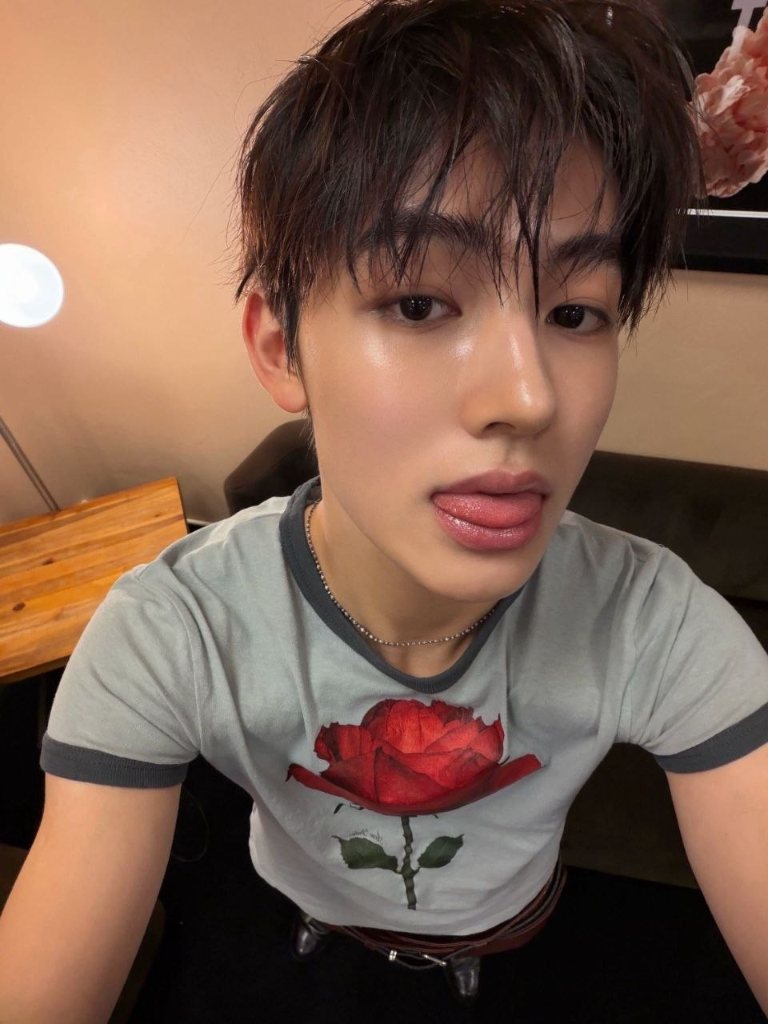 dominic pose melet gemas pakai kaos mawar