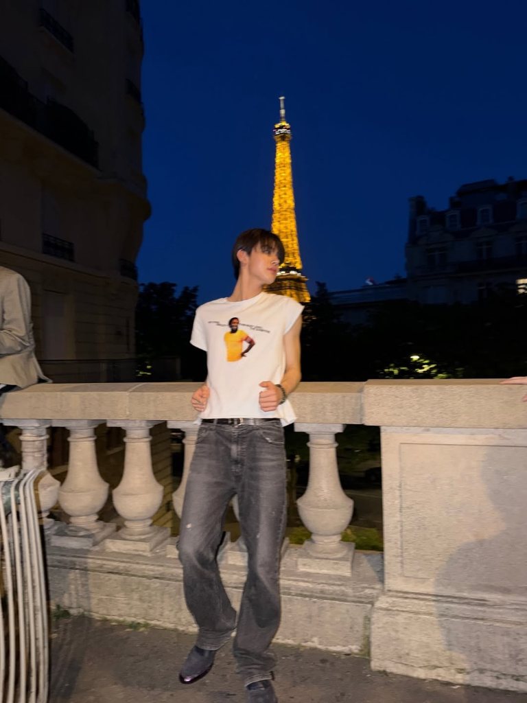 dominic di paris berlatar menara eiffel malam hari