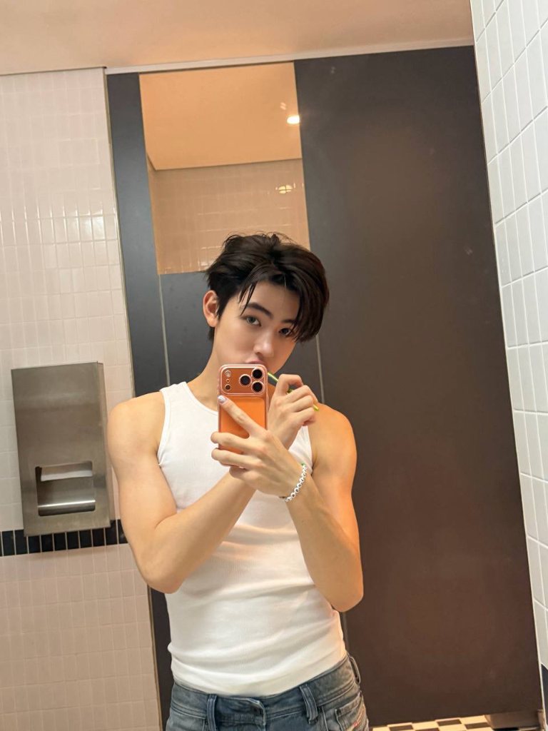 dominic mirror selfie sambil sikat gigi pakai tank top putih